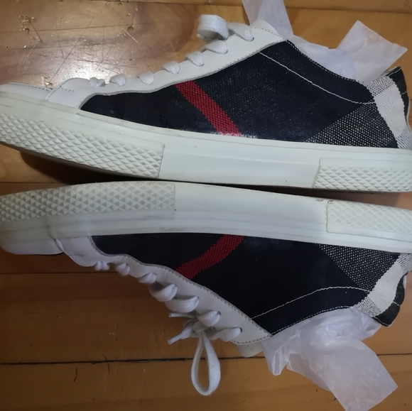 Burberry Shoes - ⏳💵 CLEAROUT 24h🌠💵Burberry sneakers 39eur/9us